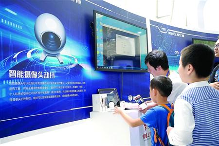 上海科技馆一楼展厅设置了互动体验项目让观众了解网络安全隐患/晨报记者　任国强