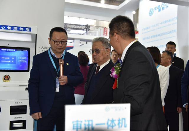 图/公安部原副部长蒋先进莅临高新兴参观“明镜执法办案”专区