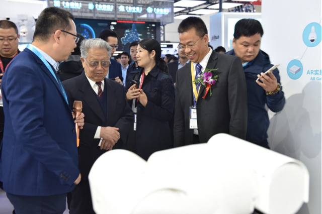 公安部原副部长蒋先进体验高新兴巡逻机器人