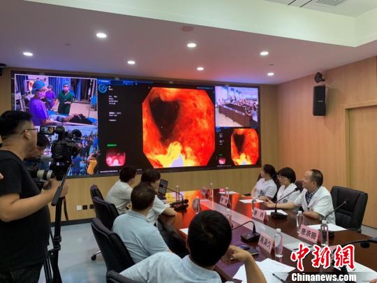 四川大学华西医院专家通过5G网络远程指导。　王鹏 摄