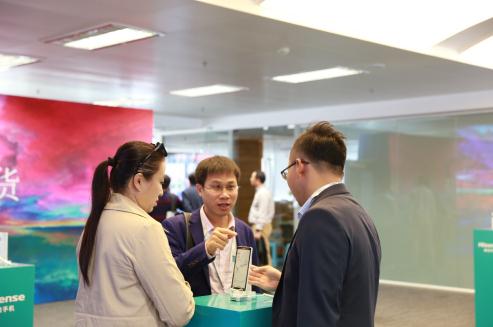 玩手机还不伤眼 海信阅读手机系列新机开创行业新品类