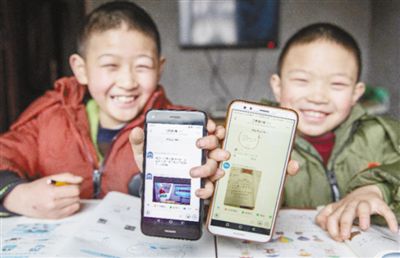 重庆市南川区三泉镇马嘴村一户村民家的两个孩子获赠免费“助学流量”。汪 新摄