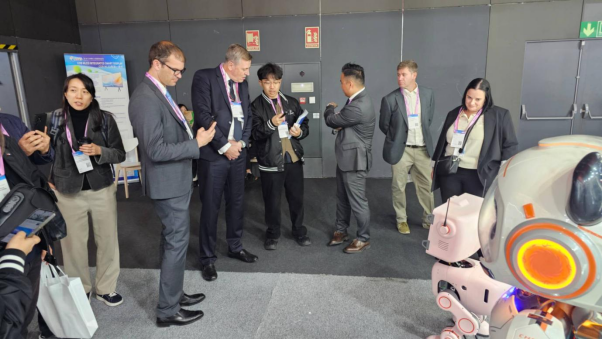 1772693513907057118.png 通稿:成都人形机器人创新中心亮相2026世界移动通信大会911.png