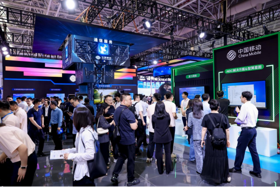 聚焦峰会现场！中国移动“通算智”三块拼图解锁数智新动力V11269.png