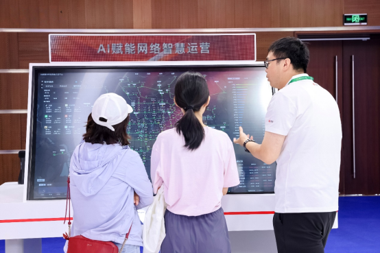 1783565967999014866.png 中国联通闪耀2026中国互联网大会352.png