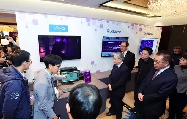 vivo首度公开5G手机 超窄边框且信号满格