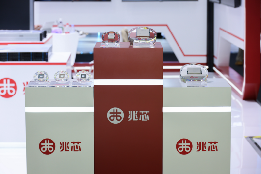 兆芯携全栈ZX86自主算力方案亮相2026 MWC上海459.png